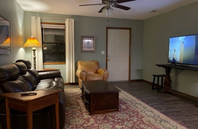Lovely 1 Bedroom Apartment with front door parking.