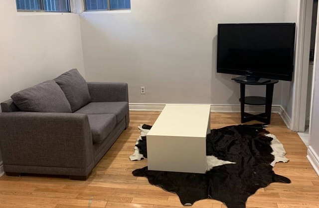 lovely 1 bedroom apartment in a quiet neighborhood.
