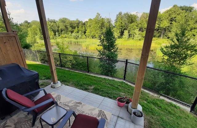 Lovely 1 bedroom condo with patio and pond view; nature & walking trails nearby!