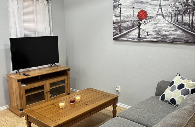 Lovely 1 bedroom condo with free parking
