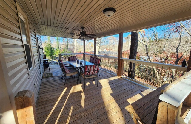 Lovely 1 bedroom house w/loft at Nolin Lake! Neighborhood boat ramp/lake access.