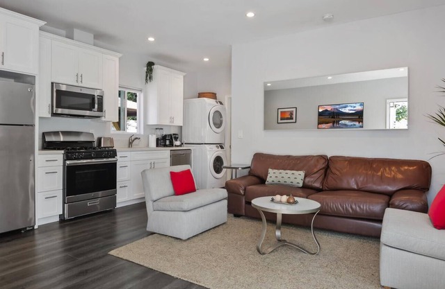 Lovely 1 Bedroom House Near Universal & N. Hollywood