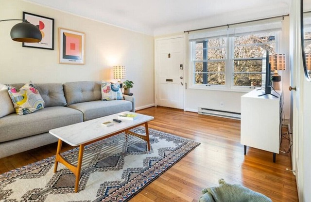 Lovely 1-Bedroom in plex - Walk to Everywhere!