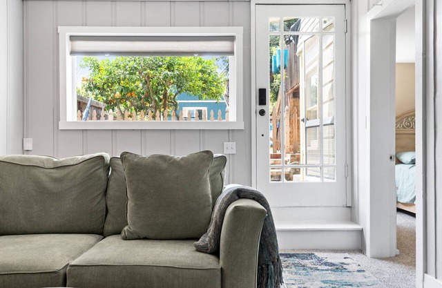 Lovely 1-bedroom Oasis with Patio / Private Entry