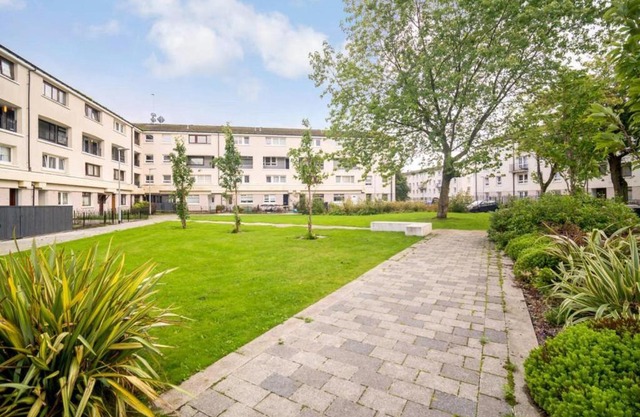 Lovely 1-bedroom property with balcony in West end