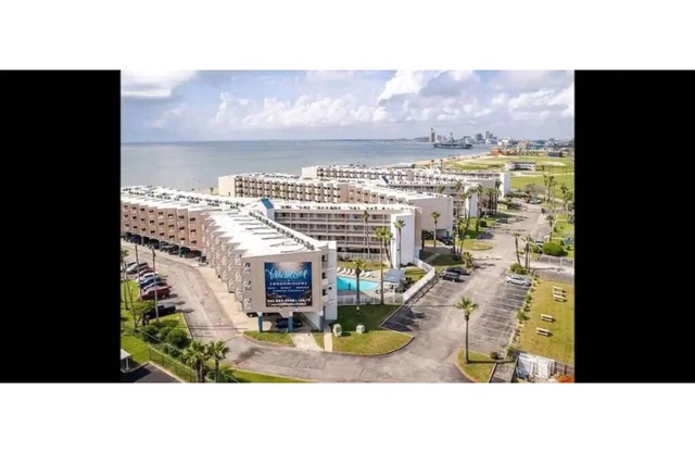 Lovely 1-bedroom condo with pool and beach access.