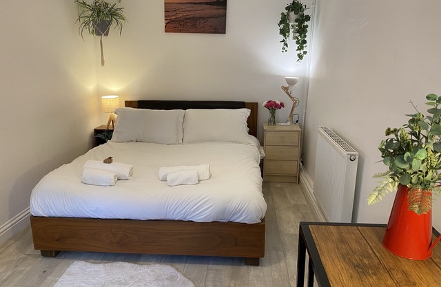 Súper moderno, piso de planta baja de 1 cama a 5 minutos del centro de la ciudad y la estación de tren