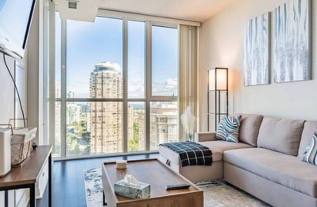 LOVELY 1+DEN CONDO, BALCONY, PARKING, HIGH FLOOR