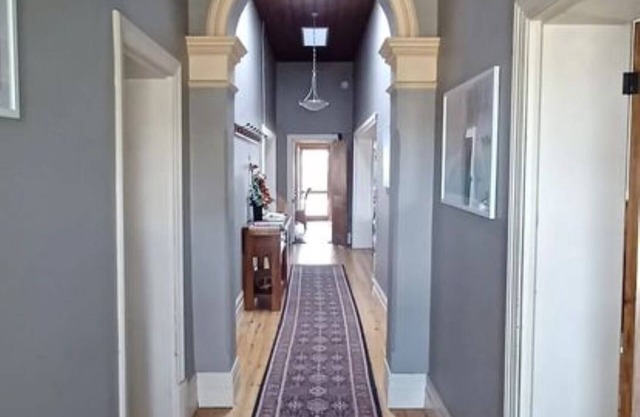 Lovely 100yr old cottage 5 mins from famous Flaherty Beach, Pet friendly
