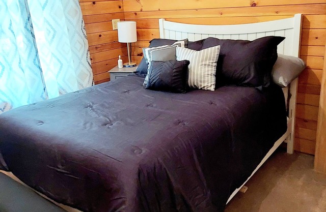 Lovely 1bedroom fully furnished apartment. Free parking on site.