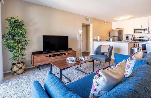 Lovely 1BR in Moorpark + Parking