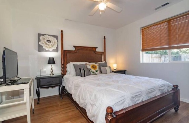 Lovely 2 bdrm, 2 bath, backyard, garage & parking