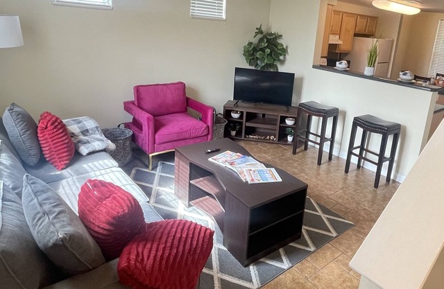 Lovely 2 Bdroom TownHome 5 minutes from Downtown Memphis with FREE Parking!