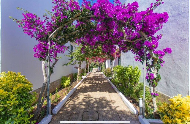 Lovely 2 bed apartment 8 mins walk to turquoise sea and golden sand beach