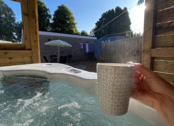 Lovely 2 bed apartment with hot tub log burner and off street parking