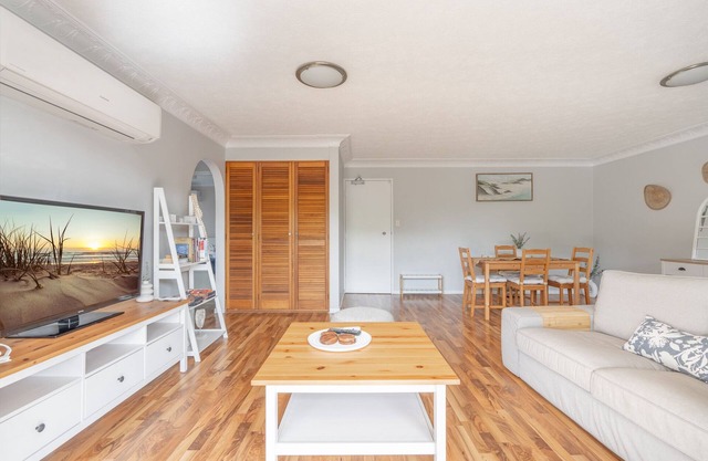 Lovely 2-Bed by Oxenham Park, Transport & Shops