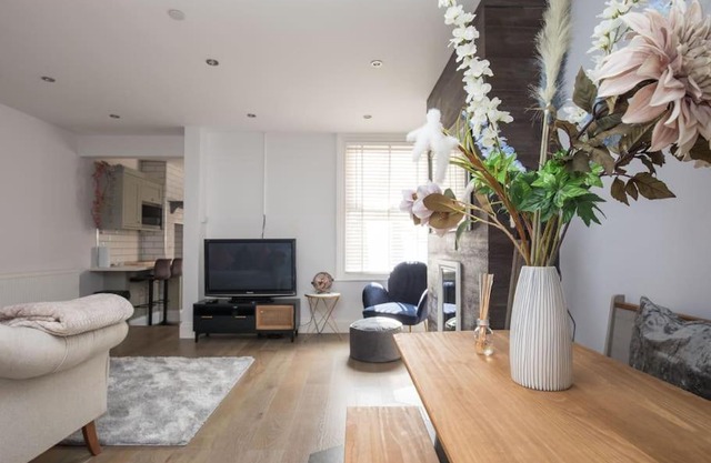 Lovely 2-bed in Windsor FREE Parking, 1 mile from LEGOLAND