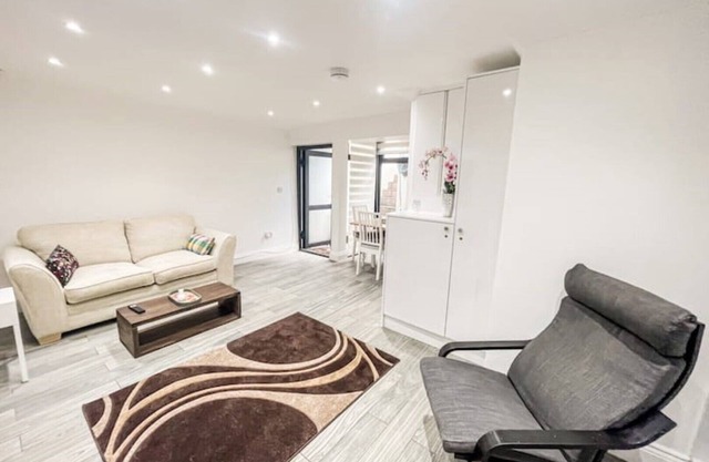 Lovely 2 Bed Lower Ground Floor Flat Close to City