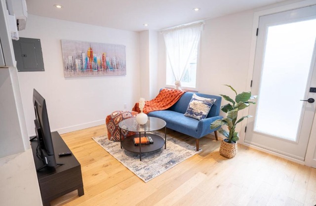 Lovely 2 Bed steps from Downtown and 2min to METRO