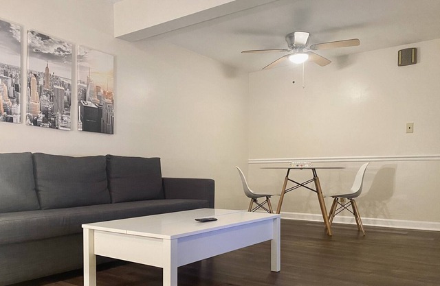 Lovely 2 bed townhome by light-rail, 10 min. to uptown