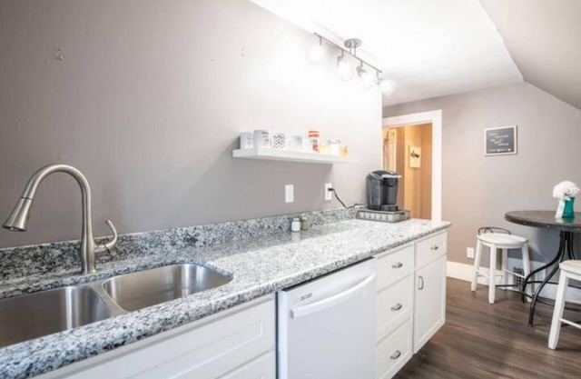 Lovely 2 Bedroom 1 block From the Town Square
