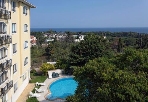 Lovely 2 bedroom 2 bath condo with View and a Pool