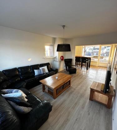 Lovely 2-bedroom apartment with balcony (near center)
