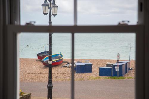 Lovely 2- Bedroom Apartment with Stunning Sea Views