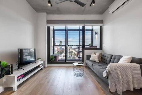 Lovely 2 bedroom apt with views to South Yarra - 03178