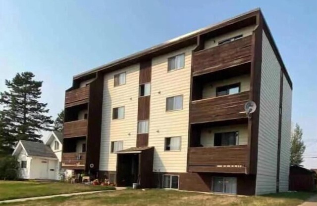 Lovely 2 Bedroom with free parking on premises