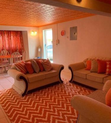 Lovely 2 bedroom condo with WiFi in a quiet area, 7-10 minutes away from both the airport and Oistins