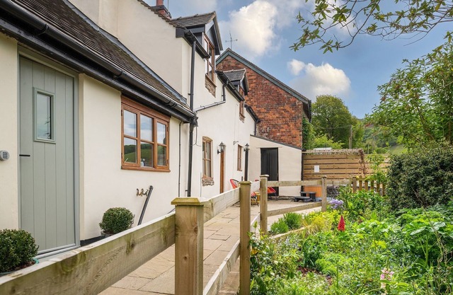 Lovely 2 Bedroom Countryside Hot Tub Retreat