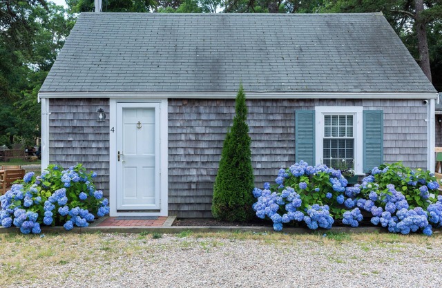 Cozy, Two Bedroom Cottage near beaches and Cape Cod Canal!