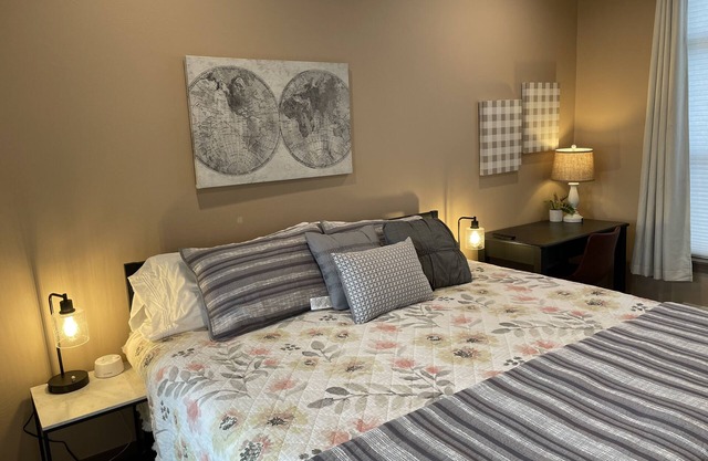 LOVELY 2 Bedroom Fully Furnished w/ Laundry