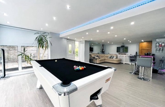 Lovely 2 Bedroom Garden Flat - with private spa