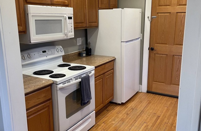 Lovely 2 Bedroom Ground Level Rental - Downtown