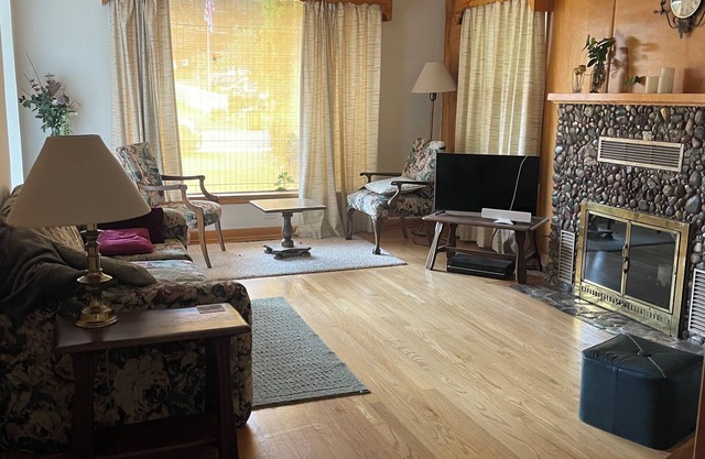 Lovely 2-bedroom house in Troy