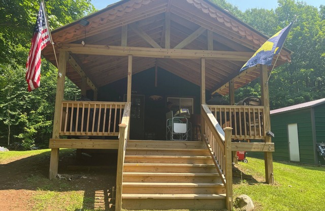 Lovely 2-bedroom off-grid cabin deep in the woods