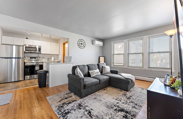 Lovely 2 Bedroom Rental Blocks Away From Allianz!