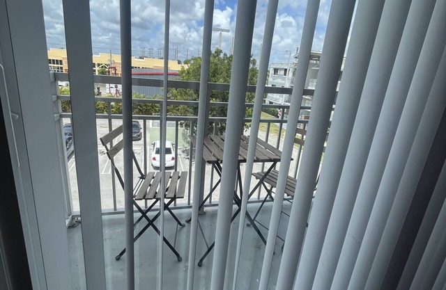 Lovely 2-bedroom rental unit w/ pool/gym