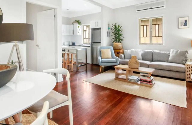 Lovely 2 Bedroom Terrace House in West End