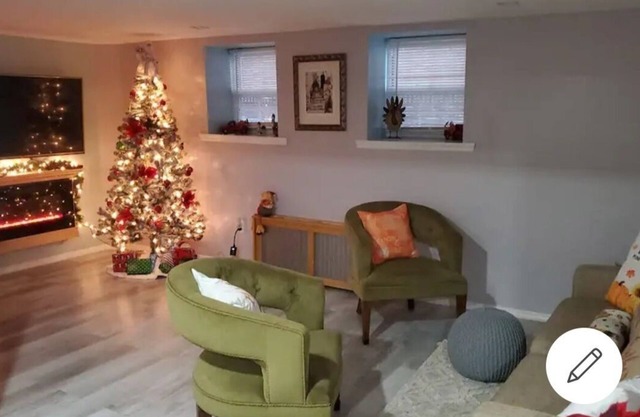 Lovely 2 bedroom unit in private house.