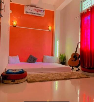 Lovely 2 bedroom with a cozy aesthetic music hall.