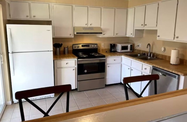 Lovely 2-BR Condo/3mi from Aviation Museum