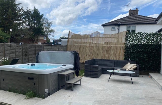 Lovely 3-bed House in Potters Bar Jacuzzi & 75inch