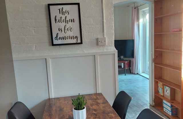 Lovely 3 bed terraced family house with private parking & garden in Kew Garden