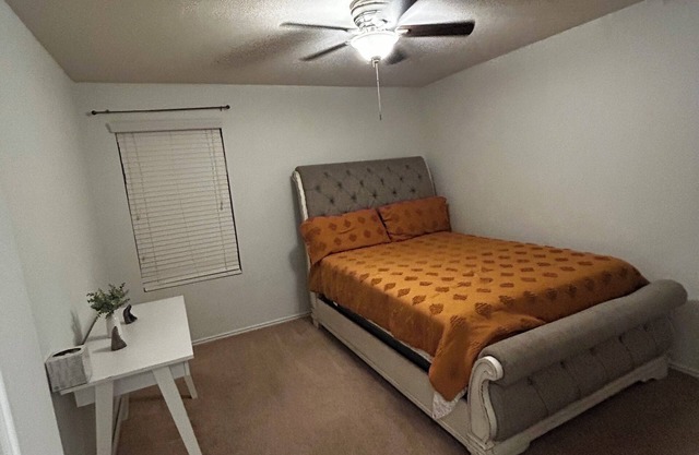 Lovely 3-bedroom 2 full bathroom house with AC in charming Buda Texas!