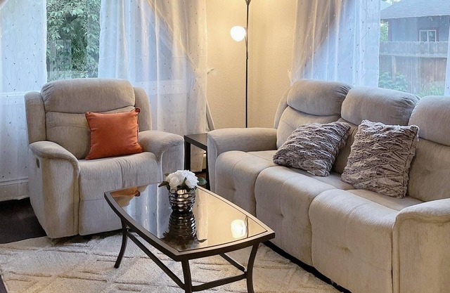 Lovely 3 Bedroom Apartment Near JBER