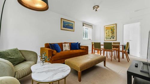 Lovely 3 Bedroom Apartment in Holland Park