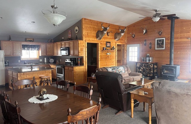 Lovely 3 bedroom cabin on High banks Lake in Eckerman Mi